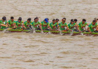 Nonthaburi pier Chao Phraya Nehri: Nonthaburi, Thailand fotoğraf Ağustos 17-19, 2018 üzerinde yarış 11 yıllık Nonthaburi uzun tekne 19 Ağustos 2018 üzerinde alınmıştır
