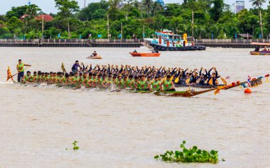 Nonthaburi pier Chao Phraya Nehri: Nonthaburi, Thailand fotoğraf Ağustos 17-19, 2018 üzerinde yarış 11 yıllık Nonthaburi uzun tekne 19 Ağustos 2018 üzerinde alınmıştır