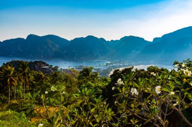 Phi Phi Don akşam ve Phi Phi Island Krabi, Tayland, twilight bakış