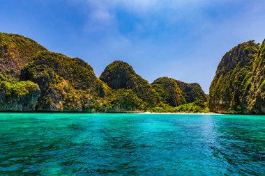 Maya Bay Phi Phi Lay üzerinde en ünlü plajlarından biridir. Ama bugün hiç turist sahilde bu geçici olarak kapatılması gerekiyor çünkü