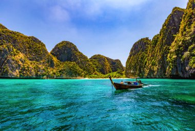 Maya Bay Phi Phi Lay üzerinde en ünlü plajlarından biridir. Ama bugün hiç turist sahilde bu geçici olarak kapatılması gerekiyor çünkü