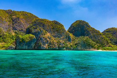 Maya Bay Phi Phi Lay üzerinde en ünlü plajlarından biridir. Ama bugün hiç turist sahilde bu geçici olarak kapatılması gerekiyor çünkü