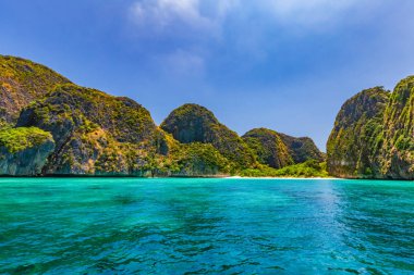 Maya Bay Phi Phi Lay üzerinde en ünlü plajlarından biridir. Ama bugün hiç turist sahilde bu geçici olarak kapatılması gerekiyor çünkü