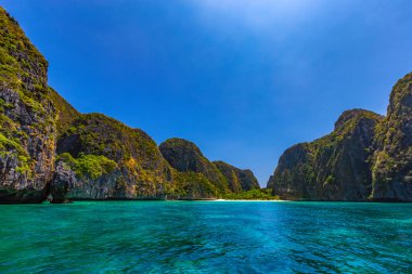 Maya Bay Phi Phi Lay üzerinde en ünlü plajlarından biridir. Ama bugün hiç turist sahilde bu geçici olarak kapatılması gerekiyor çünkü