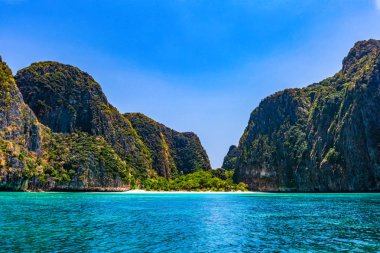 Maya Bay Phi Phi Lay üzerinde en ünlü plajlarından biridir. Ama bugün hiç turist sahilde 