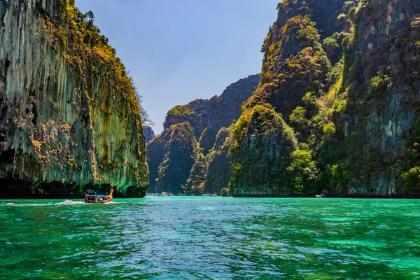 乘船在皮莱湾和卢萨摩湾观赏皮皮莱的美景 — 图库照片