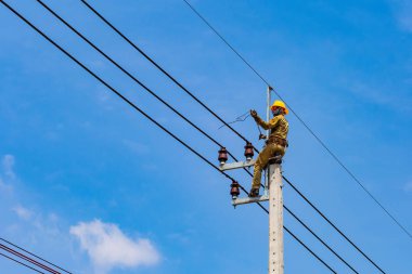 Elektrik işçisi elektrik sistemini onarılıyor