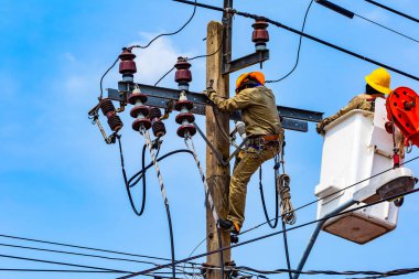 Elektrik işçisi elektrik sistemini onarılıyor