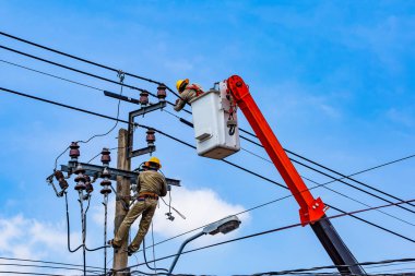Elektrik işçisi elektrik sistemini onarılıyor