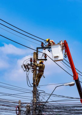 Elektrik işçisi elektrik sistemini onarılıyor
