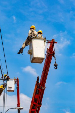 Elektrik işçisi elektrik sistemini onarılıyor