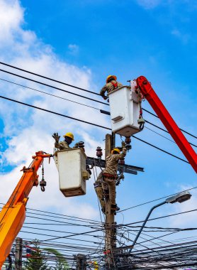 Elektrik işçisi elektrik sistemini onarılıyor