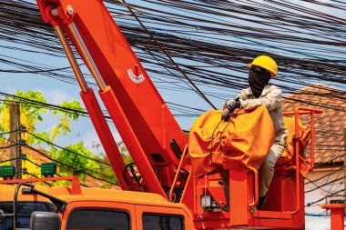 Elektrik işçisi elektrik sistemini onarılıyor