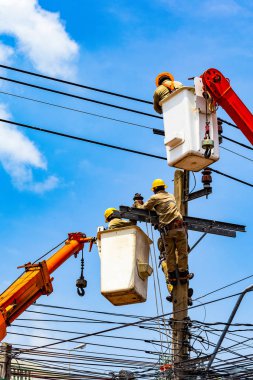 Elektrik işçisi elektrik sistemini onarılıyor