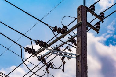 Elektrik işçisi elektrik sistemini onarılıyor