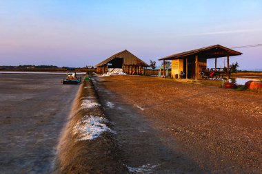 Phetchaburi Eyaleti, Tayland sabah ışığında tuz endüstrisi