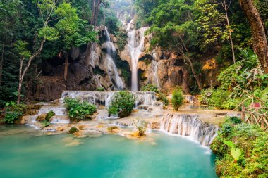 Yaz aylarında Tad Kwang Si Şelalesi, Luang Prabang Eyaleti, Laos bulunan