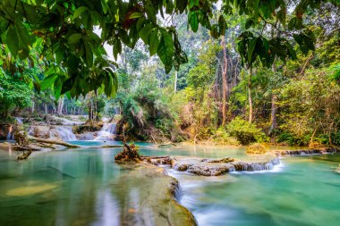 Yaz aylarında Tad Kwang Si Şelalesi, Luang Prabang Eyaleti, Laos bulunan
