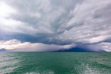 Şiddetli yağmur dağı kaplıyor