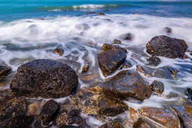 Mavi gökyüzü ve beyaz dalgalar