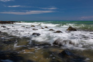 Mavi gökyüzü ve beyaz dalgalar