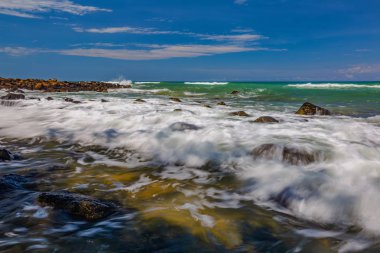 Mavi gökyüzü ve beyaz dalgalar