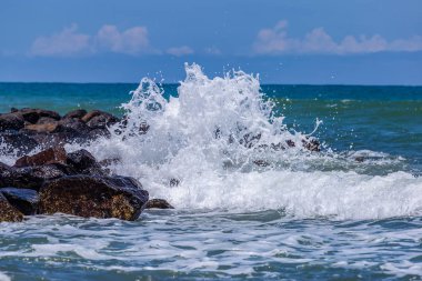 Mavi gökyüzü ve beyaz dalgalar