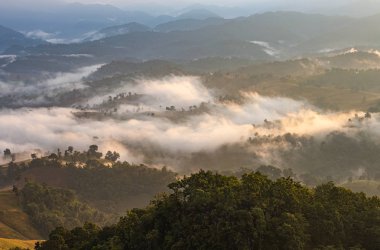 Dağlar ve sis, arka plan için yumuşak odak 