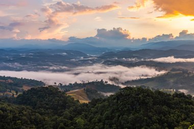 Dağlar ve sis, arka plan için yumuşak odak 