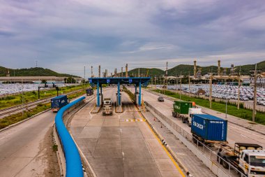 24 Ağustos 2019 Tayland önde gelen şirketlerin otomobil üretim üssüdür. Laem Chabang Limanı 'ndaki birçok araba yabancı ülkelere, Chonburi' ye, Tayland 'a ihraç edilmeyi bekliyor.