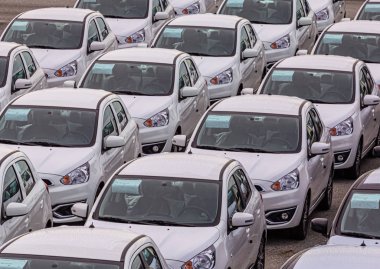 24 Ağustos 2019 Tayland önde gelen şirketlerin otomobil üretim üssüdür. Laem Chabang Limanı 'ndaki birçok araba yabancı ülkelere, Chonburi' ye, Tayland 'a ihraç edilmeyi bekliyor.