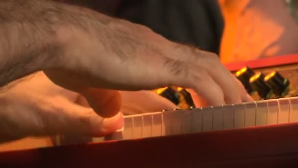 Férfi Kezet Játszik Elektromos Zongora Koncert Szakaszban Zár Megjelöl Szemcsésedik — Stock videók