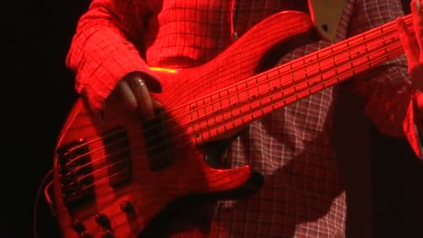 Hombre Bajo Guitarrista Tocando Guitarra Eléctrica Escenario Concierto — Vídeos de Stock