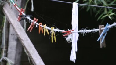 Plastik klipleri bir kırsal ortamda bir ip asılı