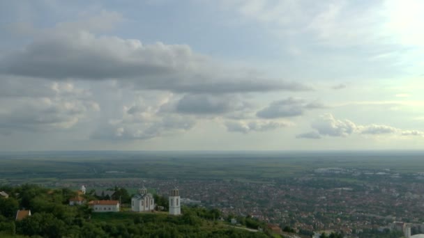 Panorama Van Stad Met Een Kerk Heuvel Wolken Time Lapse — Stockvideo