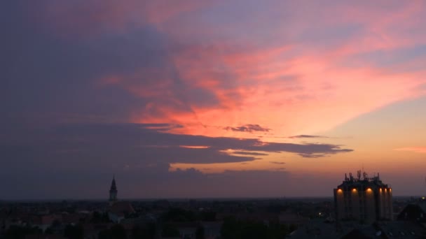 小さなヨーロッパの街に沈む夕日の時間経過ショット — ストック動画