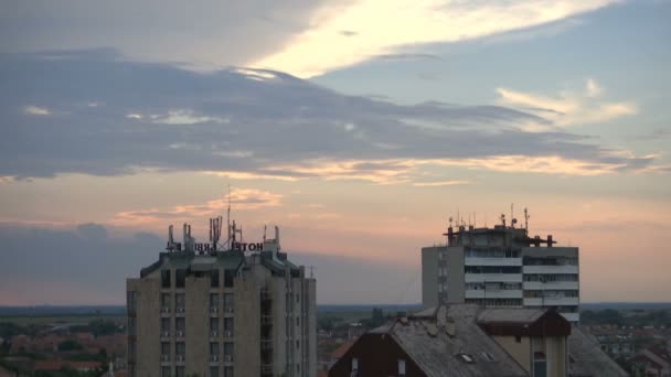 時間は 上記の つの建物夕暮れの雲を経過 — ストック動画