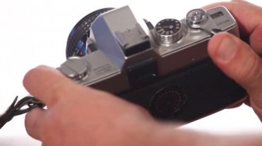 Eller 35 mm film beyaz bir arka plan üzerinde eski fotoğraf makinesi