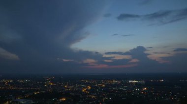 Günden itibaren şehre gece Panoraması. zaman atlama atış.