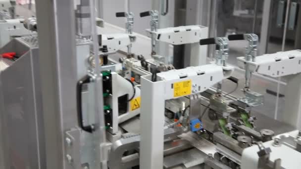 Automatisierte Maschine Einer Produktionslinie Automatisches Verpacken Von Produkten Kisten Auf — Stockvideo