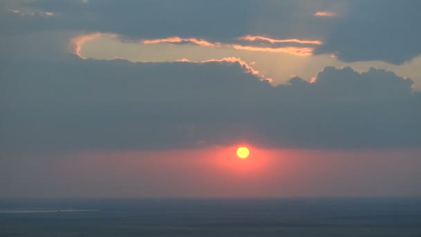 夕阳在地平线上的时间流逝 多云的天空 — 图库视频影像