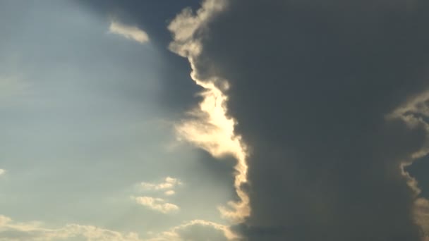 Sol Está Rompiendo Través Las Nublas Nubes Celestiales Con Los — Vídeo de stock