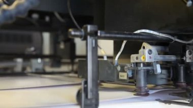 Makine vakum bir parçası kağıt yükseltir ve yazdırma işlemi gönderir. yukarı kilitleyin