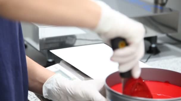 用钢制清洁铲和尺寸测量法从罐中取红漆颜色 — 图库视频影像