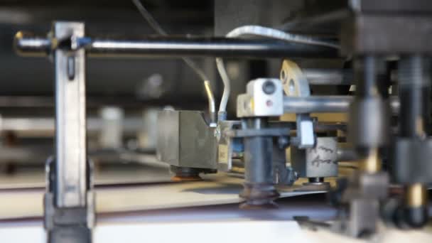 Una Parte Del Vacío Máquina Levanta Papel Envía Proceso Impresión — Vídeos de Stock