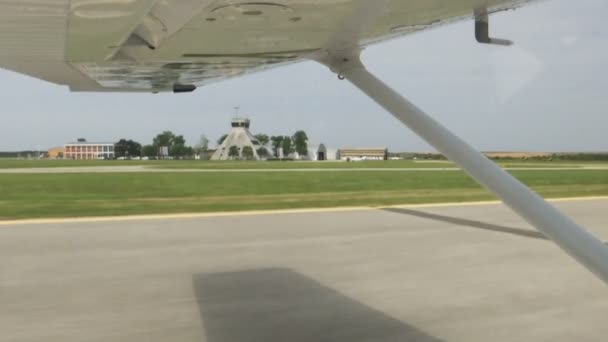 Vista Janela Aeronave Avião Pequeno Está Decolando Com Uma Asa — Vídeo de Stock