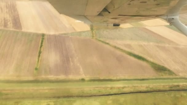 看着飞机的窗户 机翼在车架上 飞机正在翻转土地 — 图库视频影像