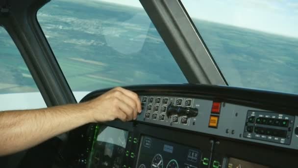 Het Detail Van Een Moderne Flight Simulator Met Een Pilot — Stockvideo