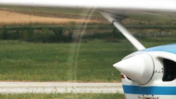 クローズ アップ撮影の場所に立っている 小さい飛行機の高速回転プロペラ — ストック動画