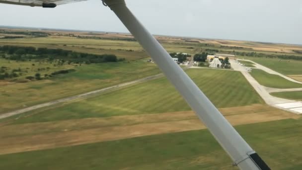 Über Die Landebahn Des Flughafens Fliegen — Stockvideo